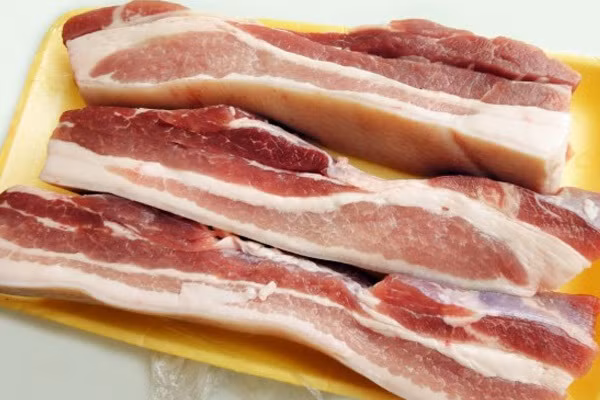 1. Thịt ba chỉ áp chảo. Nguyên liệu: Thịt ba chỉ, ngũ vị hương, gia vị, cóc ngâm chua ngọt (ăn kèm). Thịt rửa sạch, ngâm nước muối loãng 15 phút rồi cho ra để ráo nước. Sau đó tẩm ướp cùng ngũ vị hương, chút bột nêm, tiêu bắc. Hành củ, tỏi đập dập cho vào tẩm ướp cùng với thịt. Ảnh: 1001meovatcuocsong.vn.