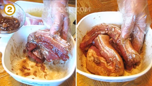 Đặt chảo lên bếp cho nóng, thêm chút dầu ăn rồi cho thịt vào chiên vàng đều 2 mặt. Khi chiên thịt, lọc bỏ phần tỏi, hành để khi chiên hành, tỏi cháy khét ảnh hưởng đến thịt. Ảnh: baomoi.com.