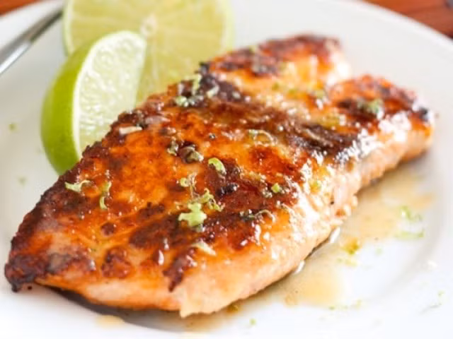 Lấy nước cốt chanh dây, hoà cùng đường và một chút nước. Cho hỗn hợp vào nồi nhỏ, đun đến khi hỗn hợp sánh lại. Để nguội. Hoà mayonnaise vào hỗn hợp chanh dây. Dùng một chảo chống dính. Cho 1 bơ vào quét đều mặt chảo. Ảnh: giadinhvietnam.com.