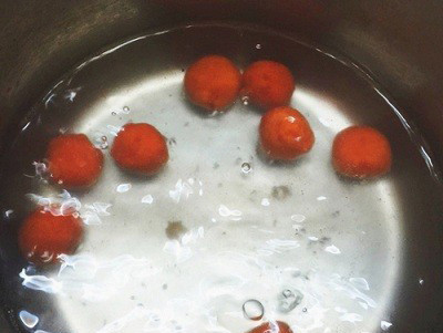 Vo đậu xanh thành viên nhỏ. Cho phần bột năng với gấc bọc phần đậu xanh lại thành từng chiếc tròn vừa phải. Nấu nồi nước sôi, cho từng viên đã nặn vào. Bột chín sẽ chuyển sang màu đỏ tươi và tự nổi lên, bạn vớt ra ngoài rồi cho vào nước lạnh rồi vớt ra rổ để ráo. Ảnh: Ngoisao.vn.