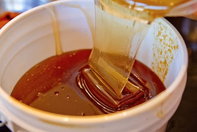 Tất cả các gia vị đã chuẩn bị sẵn cho hết vào bát và khuấy thật đều cho hòa tan. Cho gà vào âu to sau đó đổ bát gia vị lên, đeo bao tay rồi xoa đều khắp gà để gà ngấm gia vị trong 2 tiếng. Ảnh: phunutoday.vn.