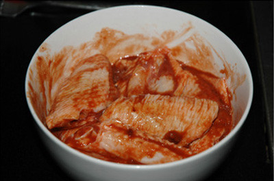 Ướp gà với hỗn hợp gia vị trên, cuối cùng cho hành lá, gừng xắt nhuyễn vào, trộn đều. Đặt thịt gà vừa ướp vào ngăn mát tủ lạnh qua đêm hay ít nhất 4 tiếng để thấm gia vị. Ảnh: Zing.vn.