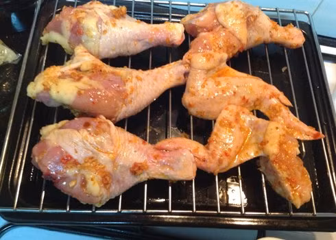 Đảo đều cho dậy mùi thơm rồi cho nước mắm, muối, đường, chút tiêu, mắm tôm. Cuối cùng cho thêm 1 thìa canh bột me rồi đun hỗn hợp gia vị nướng khoảng 5 phút thì tắt bếp. Ảnh: baomoi.com.