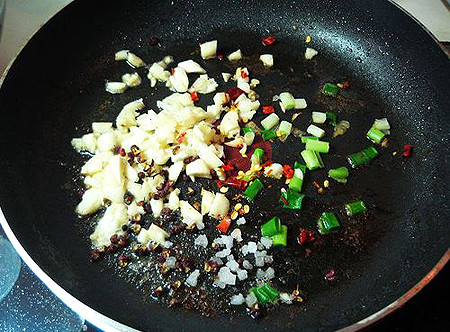 Chuẩn bị 1 nồi nước, đun sôi thì thả đùi gà vào đun cho đến khi nước sôi trở lại, lật đùi gà rồi vớt ra để ráo. Cho dầu ăn vào chảo đun nóng, lần lượt xào với hành tím, tỏi, sả, gừng, ớt, bột nghệ. Ảnh: yeunoitro.com.