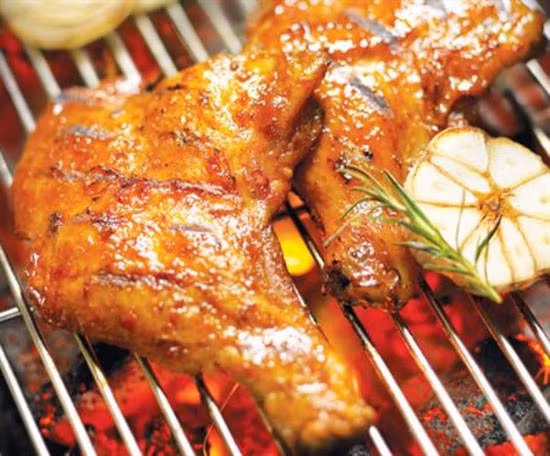 Làm nóng lò nướng, xếp thịt gà lên khay, nướng thịt với khoảng 15 phút với nhiệt độ 200 độ C. Trút thịt gà trên khay vào hỗn hợp gia vị ban đầu, đảo đều để gia vị áo một lớp mỏng. Ảnh: toinayangi.vn.