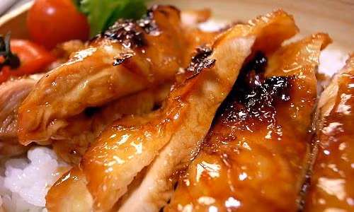 Lấy tăm xiên vào gà thấy không có nước màu hồng tiết ra là gà đã chín, da gà chuyển màu vàng đậm bắt mắt là có thể lấy gà ra khỏi lò. Cách nướng thịt gà này không quá cầu kỳ mà lại tuyệt ngon. Ảnh: bepnuongthanhoa.net.