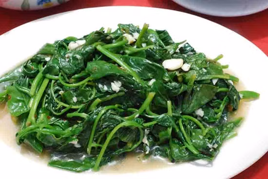 Bắc chảo lên bếp và phi thơm tỏi sau đó cho tất cả rau càng cua vào trong chảo trên và tiến hành xào nhanh và đều tay với lửa thật to chừng khoảng vài phút, nêm gia vị sao cho vừa ăn. Món ăn này chữa bệnh tiểu đường. Ảnh: LinkedIn.com.