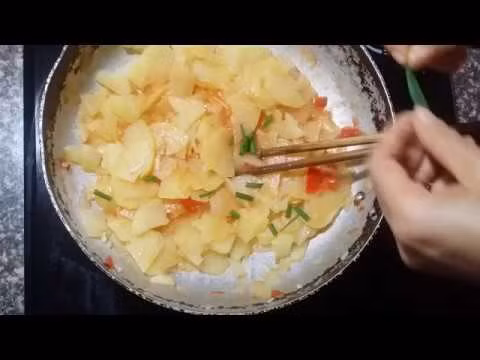 Cho chút dầu ăn vào chảo, đun nóng rồi phi thơm tỏi băm. Tiếp đó cho khoai tây vào xào. Nêm chút hạt nêm xào vài phút cho ngấm. Ảnh: youtube.com.