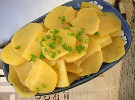 Cho tiếp cà chua vào xào cùng, để lửa trung bình, đảo nhẹ đến khi khoai mềm và trong, cà chua chín nhừ là được. Nêm nếm lại cho vừa ăn, rồi tắt bếp. Múc ra bát, rắc thêm ít rau mùi thái nhỏ cho thơm. Món ăn này giúp ấm cơ thể mỗi khi thời tiết thay đổi. Ảnh: anchaythoidaimoi.blogspot.com.