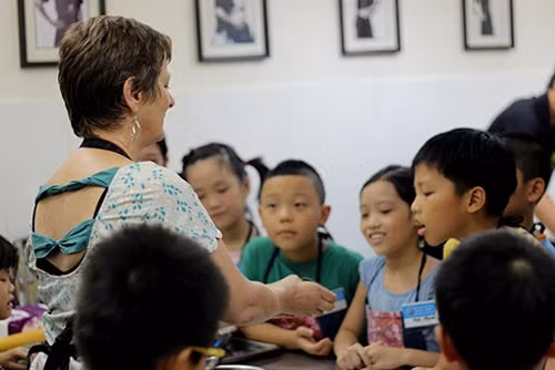 Hãy tạo ra sự hứng thú bằng việc giao tiếp giữa trẻ với những người xung quanh hơn là bằng một chiếc máy. Ảnh: IQSCHOOL.vn.