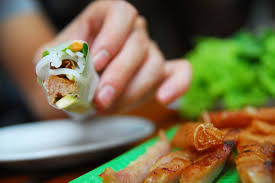 Trụng hành vào nước nóng để làm dây buộc được. Gói chả cá đã hấp, cà rốt dưa chuột và dứa vào trong miếng rau diếp rồi lấy dây hành gói lại, chấm cùng nước chấm hoặc xì dầu thì tuyệt ngon. Ảnh: vncgarden.com.