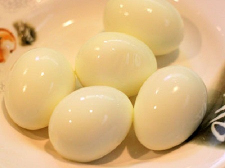 3. Rau diếp trộn trứng. Nguyên liệu: Rau diếp, cà chua, hành tím, nước mắm, bột nêm, tiêu, trứng gà đã luộc chín. Rau diếp tách lá, rửa sạch, để ráo. Ảnh: trunggasach.com.vn.