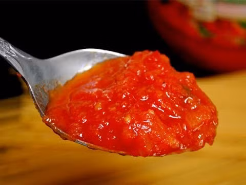 Bắt chảo lên bếp, cho vào ít dầu ăn, dầu sôi xắt hành tím vào phi thơm. Cà chua xắt thành lát mỏng cho vào dầu đảo đều đến khi mềm. Ảnh: youtube.com.