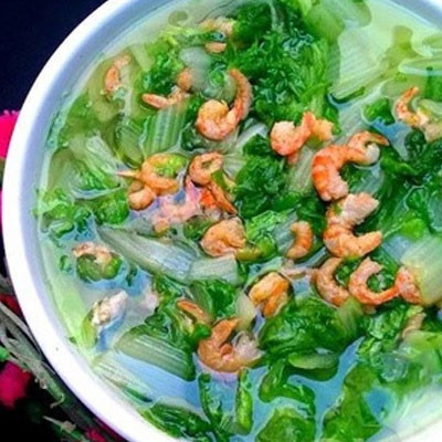 Đun sôi nước và tôm khô đã ngâm cho mềm tôm và ra chất ngọt rồi thả rau vào nấu cho chín. Tắt bếp nêm gia vị hành mùi vừa ăn. Ảnh: Cooky.vn.