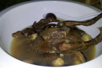 Cho bồ câu vào chiên vàng đều, vớt bồ câu ra, để ráo dầu. Cho 1,5 lít nước vào nồi nhỏ, đun sôi rồi thả bồ câu đã ráo dầu vào nấu cùng, nêm ¼ thìa muối. Hầm với lửa nhỏ khoảng 1 tiếng thì nước cạn chỉ còn hơn 1/3 lượng nước ban đầu. Ảnh: 2monngonmoingay.com.