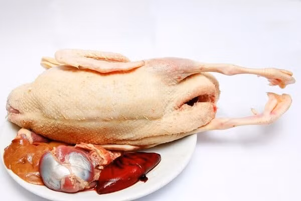 2. Vịt hầm cốm. Nguyên liệu: Vịt, lục vị gồm: cốm, thịt lợn băm, hạt sen, miến dong, nấm dong, mộc nhĩ, tỏi, nước mắm, bún tươi, rau húng vịt, mùi tàu, hành lá. Ảnh: Monngon.tv.