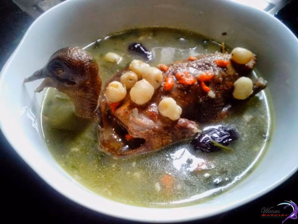 Cho táo tàu cùng toàn bộ hạt sen và nước luộc hạt sen vào nồi, nấu thêm 10 phút thì tiếp tục nêm hạt nêm, mì chính. Nêm nếm lại cho vừa miệng rồi tắt bếp. Ảnh: trungchim.com.