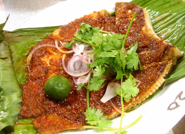 Nghệ tươi, tỏi cạo sạch vỏ rồi băm nhỏ. Ướp cá với hỗn hợp tinh bộtnghệ, tỏi đã băm nhỏ và một chút tiêu xay, 2 thìa nước mắm, 1 thìa cà phê muối, 1/2 muôi dầu ăn rồi đảo đều lên để trong khoảng 20 phút cho cá ngấm gia vị. Ảnh: cakholangvudai.co