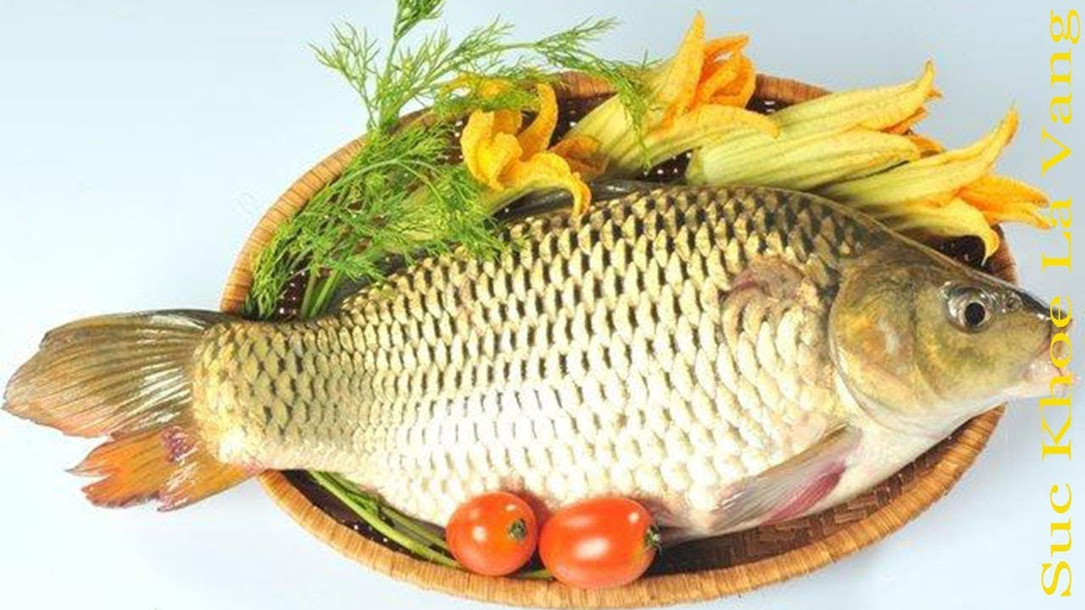 1. Cá chép nấu nghệ. Nguyên liệu: Cá chép, khế, cà chua, nước dùng, tinh bột nghệ, dầu ăn, hành, thì là, rau sống, mỡ nước. Cá rửa sạch, cắt khúc, ướp với muối và tinh bột nghệ. Ảnh: youtube.com.