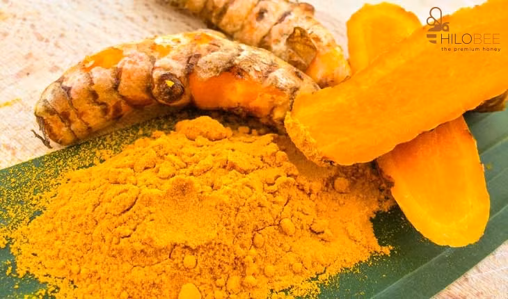 Trong nấu ăn, bột nghệ được xem là một gia vị tạo màu tuyệt vời bởi không chứa các thành phần độc hại như các nguyên liệu phẩm màu hóa học khác. Bạn có thể ướp chung với các món ăn, lăn qua bột nghệ trước khi chế biến sẽ tạo nên mùi thoang thoảng của nghệ tạo cảm giác ngon miệng khó chối từ. Ảnh: hilobee.vn.