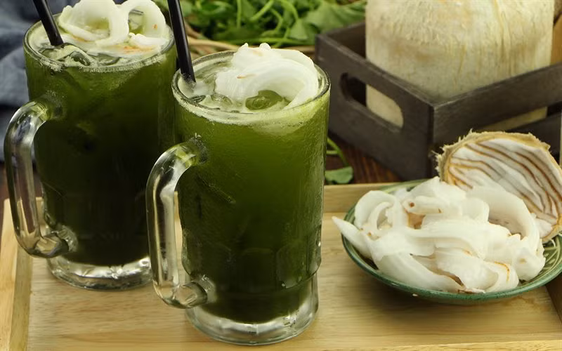 Xay nhuyễn, xay 2 lần mỗi lần với 1/2 nước lạnh. Vắt lấy nước, rồi pha thêm đường và nước dừa tươi, nhớ khuấy lên cho đều. Đem để tủ lạnh vài giờ cho thật lạnh, uống mới ngon. Ảnh: Cooky.vn.