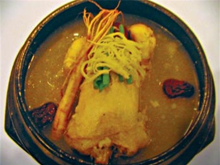 3. Bướu lạc đà nấu súp hầm. Bướu lạc đà có thể dùng để nấu các món súp, thậm chí còn dùng để xông chữa bệnh cúm. Trong trường hợp khẩn cấp, người chăn lạc đà bị lạc, bị đói có thể dùng dao cắt một miếng bướu của con vật để ăn tạm mà sống. Ảnh: Tinbaihay.net.