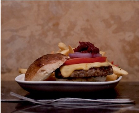 4. Bánh burger thịt lạc đà. Từ nông thôn đến thành thị, thịt lạc đà đã đến được với cả những người yêu thích bánh burger. Một khám phá ẩm thực mới và sẽ khiến thực khách khó quên. Ảnh: Tinbaihay.net.