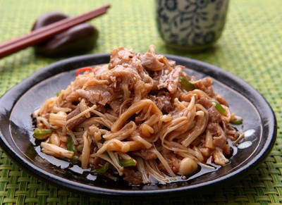 2. Bò xào nấm kim châm. Nguyên liệu: Thịt bò thăn, cà rốt, nấm kim châm, cần tây, tỏi tây, hành lá, tỏi, gừng. Ướp bò với 1 ít bột canh, gừng. Cho dầu phi thơm tỏi rồi cho bò vào xào qua xong cho ra đĩa. Ảnh: toinayangi.vn.