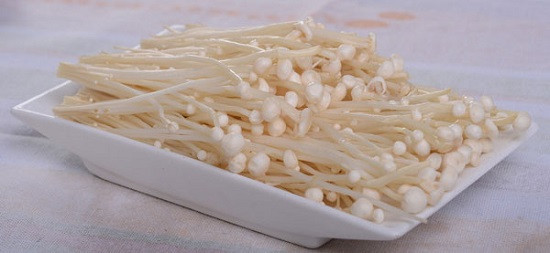 2. Bò xào nấm kim châm. Nguyên liệu: Thịt bò thăn, cà rốt, nấm kim châm, cần tây, tỏi tây, hành lá, tỏi, gừng. Ướp bò với 1 ít bột canh, gừng. Cho dầu phi thơm tỏi rồi cho bò vào xào qua xong cho ra đĩa. Ảnh: toinayangi.vn.