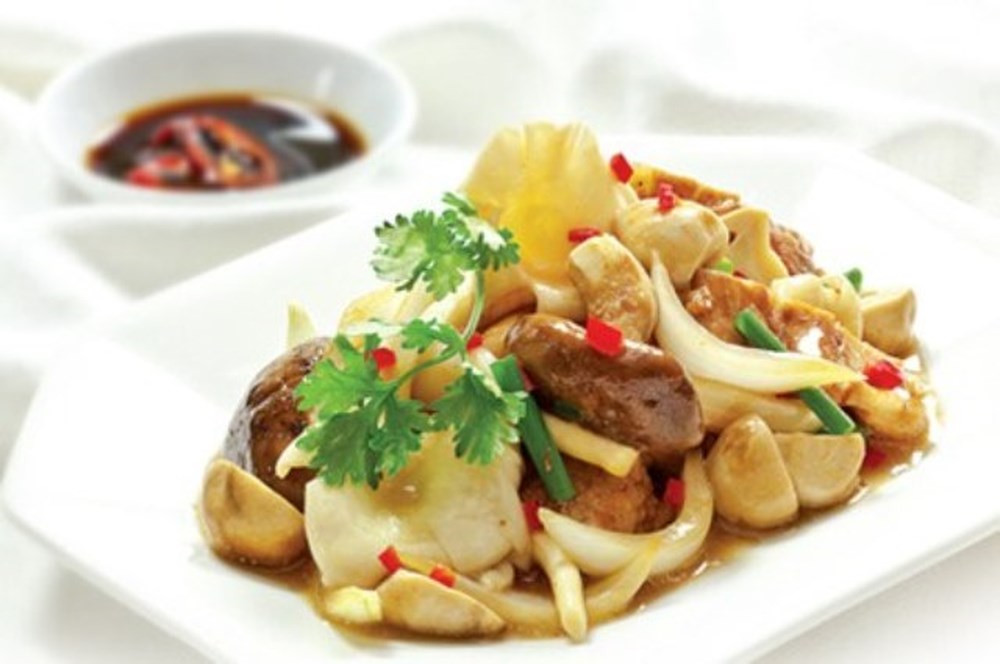 Phi tỏi thơm, cho thịt bò vào xào sơ, trút ra đĩa, cho tiếp cà chua và nấm vào xào, nêm bột nêm, mỳ chính cho vừa miệng, sau đó cho thịt bò vào đảo chín đều, cho hành hoa, cần tây cắt khúc vào, rắc tiêu ăn nóng.