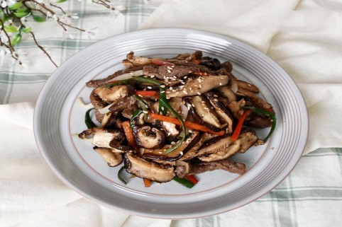 Cho dầu lên chảo, dầu nóng cho thịt bò vào xào nhanh. Cho dầu lên chảo dầu nóng cho nấm hương, hành tây, ớt sừng vào xào chín. Sau đó cho thịt bò đã xào ở bước trên vào trộn đều tắt bếp. Cho bò xào ra đĩa, nêm thêm tiêu và cần tây rồi thưởng thức. Ảnh: Cookstar.asia.