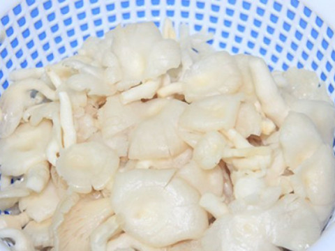 3. Bò xào nấm sò. Nguyên liệu: Thịt bò, nấm sò, tỏi, gừng, cà chua, hành hoa, cần tây, gia vị, dầu ăn, tiêu. Thịt bò thái mỏng ướp với, gừng 1/2 củ tỏi, bột nêm, dầu ăn. Nấm Sò tươi xé miếng, trần qua nước sôi. Ảnh: Nauzi.com.