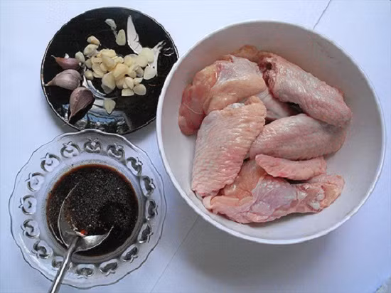 4. Gà chiên mật ong không dầu: Nguyên liệu: Đùi gà, dầu hào, mắm, bột nêm, muối tiêu, mật ong. Đùi gà rửa nước muối, khứa đùi cho dễ thấm gia vị. Trộn hỗn hợp gia vị đã chuẩn bị: dầu hào, mắm, muối tiêu. Bóp đều cho thấm. Để khoảng 30 phút. Ảnh: toinayangi.vn.