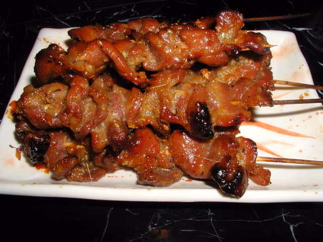 Sau đó bắt đầu xiên thịt vào que xiên. Cho vào nồi chiên không dầu ở 200 độ trong 10 phút. Sau đó lấy ra lật xiên thịt. Nướng tiếp 5 phút.