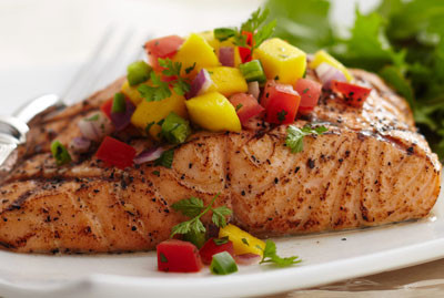 Chuẩn bị 1 tờ giấy bạc để bọc cá. Sắp xếp hành tây lót ở dưới, cá hồi đặt lên và bí ngòi. Cắt bơ đặt lên miếng cá hồi và rắc mùi thơm lên. Cuộn giấy bạc lại, ho vào nồi ở nhiệt độ 180 trong vòng 20 phút. Ảnh: cakholangvudai.com.