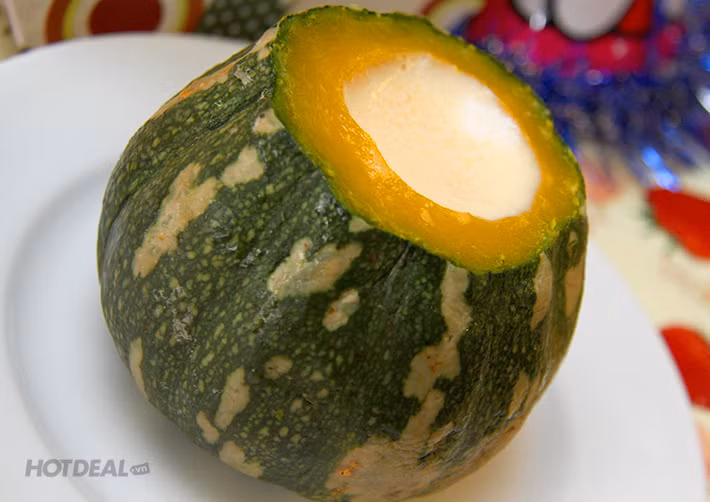 Đập trứng vào tô, đánh tan, thêm vào tô trứng đường, sữa tươi, sữa đặc, đánh đều. Ảnh: Hotdeal.vn.