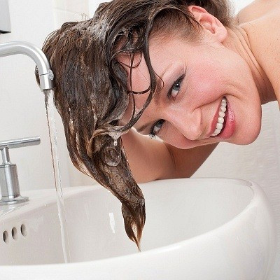 4. Chăm sóc tóc: Làm ướt tóc sau đó cho nước gạo lên tóc khoảng 20 phút, xả lại với dầu gội là được. Áp dụng cách chăm sóc tóc này thường xuyên sẽ giúp tóc bóng mượt, bồng bềnh hơn nhiều. Ảnh: trirungtoc.vn.