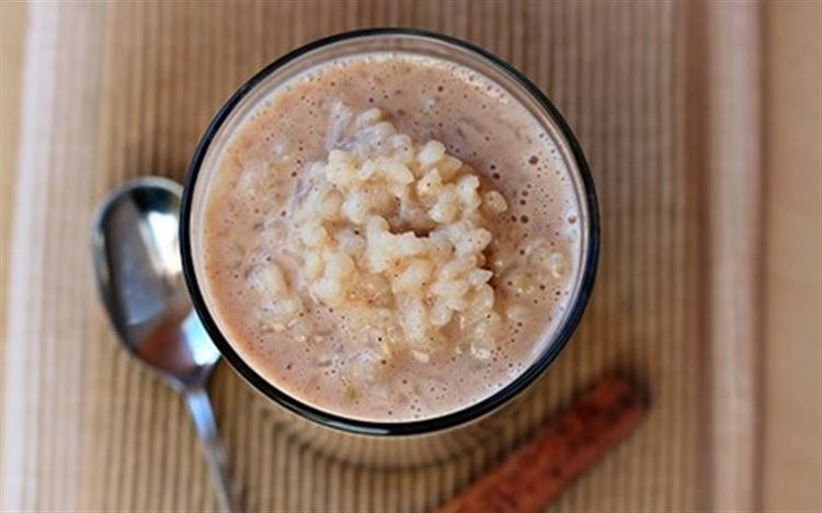 Khi gạo đã chín mềm, cho đường, bột quế, vài hạt muối và vani vào đun cùng. Cho đến khi gạo nhừ, nồi chè sánh và dẻo thìtắt bếp. Công đoạn đun này mất khoảng 20 phút. Ảnh: Cooky.vn.