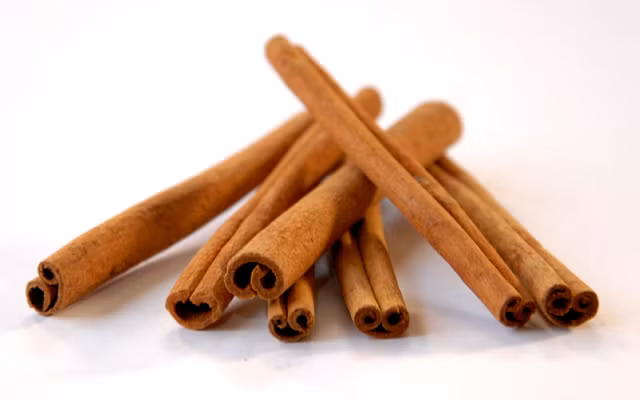 2. Chè hồng quế. Nguyên liệu: Hồng khô, đường phèn, thanh quế, hạnh nhân. Đun sôi nước rồi cho đường phèn vào nấu cho tan. Ảnh: Cooky.vn.