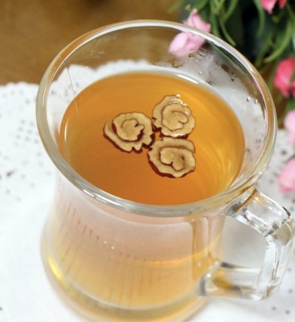 Cho tất cả vào nồi nước nấu trên lửa to. Khi sôi thì hạ lửa nhỏ, nấu trong 15 phút để quế cho ra hết mùi thơm. Cho 3 lát gừng còn lại vào. Tắt bếp. Rót ra ly uống hàng ngày hoặc cho thêm 1 – 2 muỗng cà phê mật ong. Ảnh: thongtinhanquoc.com.