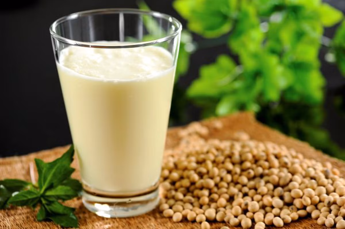 Phần bã để nguyên trong túi rồi vào nước nhiều lần đến khi nước không đục nữa thì mới bỏ bã. Tiếp tục cho nước đậu vừa vắt được vào nồi, đun sôi cùng với vài lá dứa để dậy mùi thơm. Khi đã sôi, để lửa riu riu nhỏ vài phút rồi tắt bếp. Ảnh: jamja.vn.