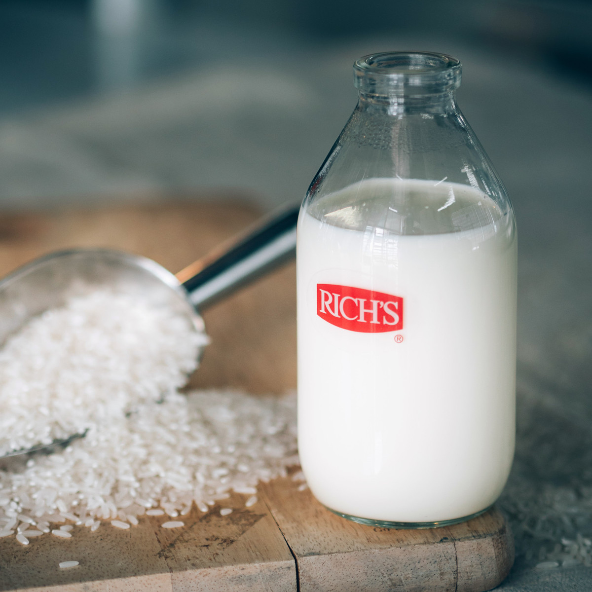 Tiếp đến lọc bỏ bã gạo đi, cho lượng đường tùy khẩu vị vào để dùng, hoặc nếu thích béo hơn bạn có thể cho sữa đặc có đường. Đợi sữa nguội rồi cho vào chai để tủ lạnh và dùng dần. Ảnh: richs.com.vn.