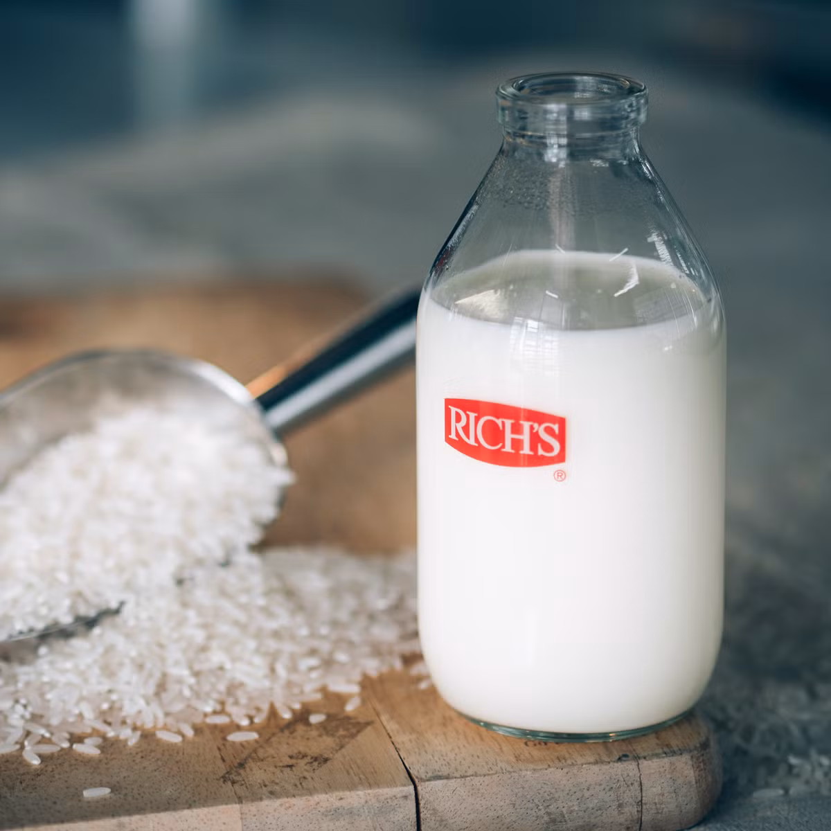 Tiếp đến lọc bỏ bã gạo đi, cho lượng đường tùy khẩu vị vào để dùng, hoặc nếu thích béo hơn bạn có thể cho sữa đặc có đường. Đợi sữa nguội rồi cho vào chai để tủ lạnh và dùng dần. Ảnh: richs.com.vn.