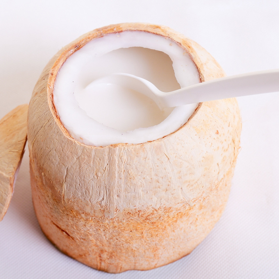 2. Sữa dừa. Nguyên liệu: Cơm dừa, nước dừa hoặc nước lọc. Cho nước vào nồi và đun nhỏ lửa trên bếp đến khi nước nóng già. Cho cơm dừa vào cối xay, đổ phần nước nóng vừa đun vào ngập cơm dừa. Ảnh: muachung.vn.