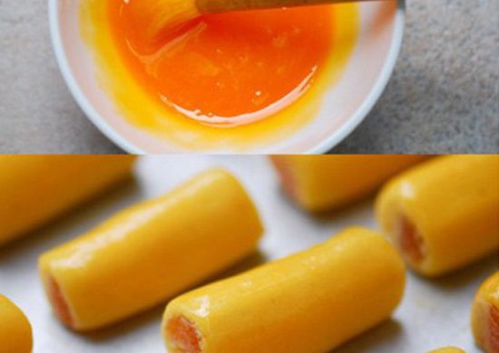 Gói nhân vào giữa bánh và dùng dao tạo đường chéo trên bánh. Quét hỗn hợp lòng đỏ trứng và sữa lên mặt bánh. Nướng bánh ở 180 độ trong 15 phút. Lấy bánh ra để nguội. Ảnh: lambanhngon.info.