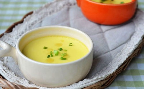 Cho bát trứng gà vào nồi để hấp hoặc đun cách thủy trong vòng 15 – 20 phút. Sau khi thấy bát trứng gà hấp sữa đặc và mật ong chín thì ăn ngay lúc còn nóng, tránh để nguội vì chúng sẽ bị tanh. Ăn liên tục 1 bát mỗi ngày trong vòng 1 tuần liền sẽ giúp tăng cân. Ảnh: chuabenhphoi.com.