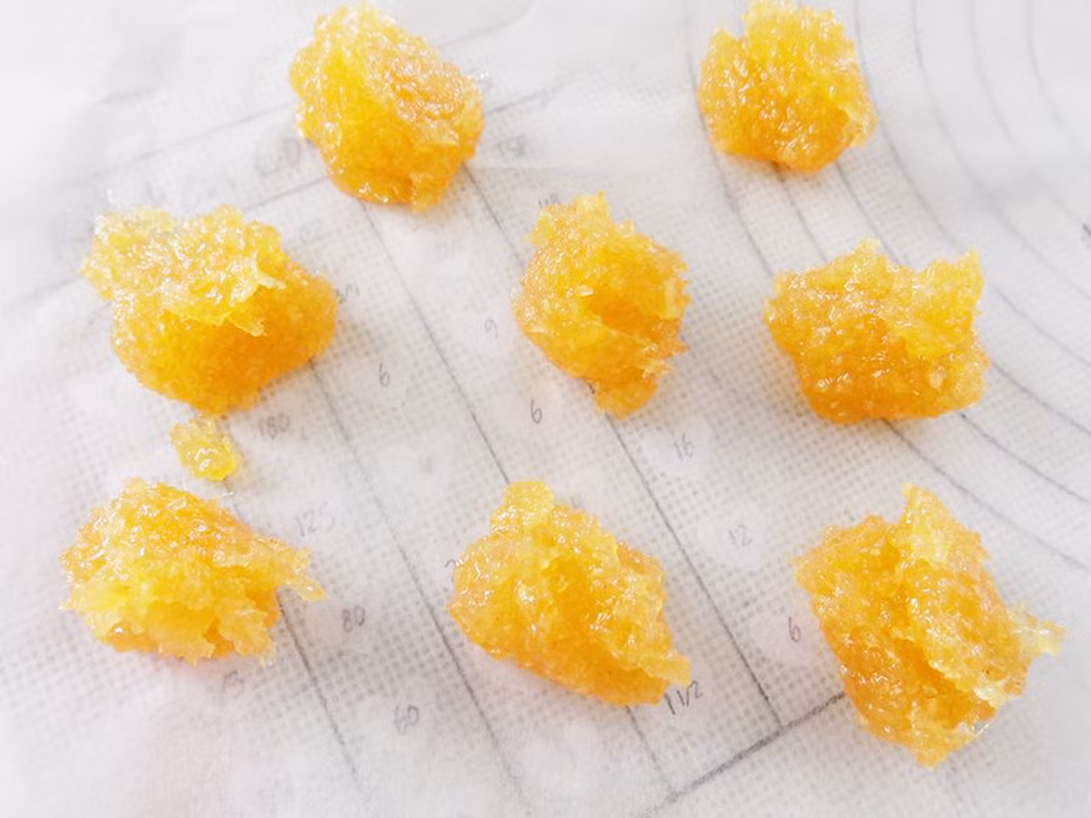 Chia bột thành 2 phần từ từ đánh đều. Dùng tay nhồi đến khi thành khối. Bọc bao thực phẩm để vào tủ mát trong 1 giờ. Chia bột 12g và nhân dứa 10g mỗi bánh. Ảnh: tinquangbinh.com.