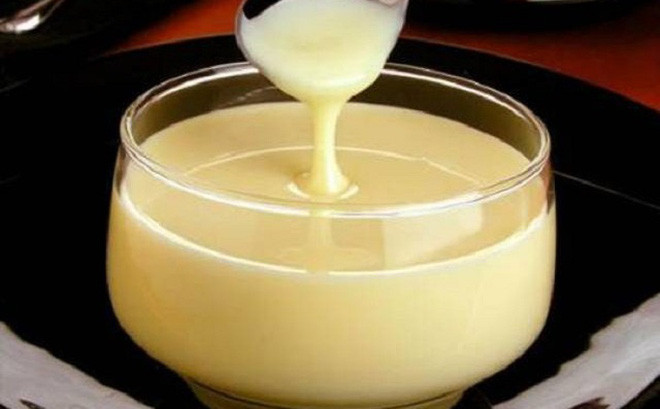 2. Bánh sữa đặc. Nguyên liệu: Sữa đặc, lòng đỏ trứng, bột năng. Đánh lòng đỏ trứng với bột năng. Cho sữa đặc vào thêm nước để thành hỗn hợp lỏng. Ảnh: soha.vn.