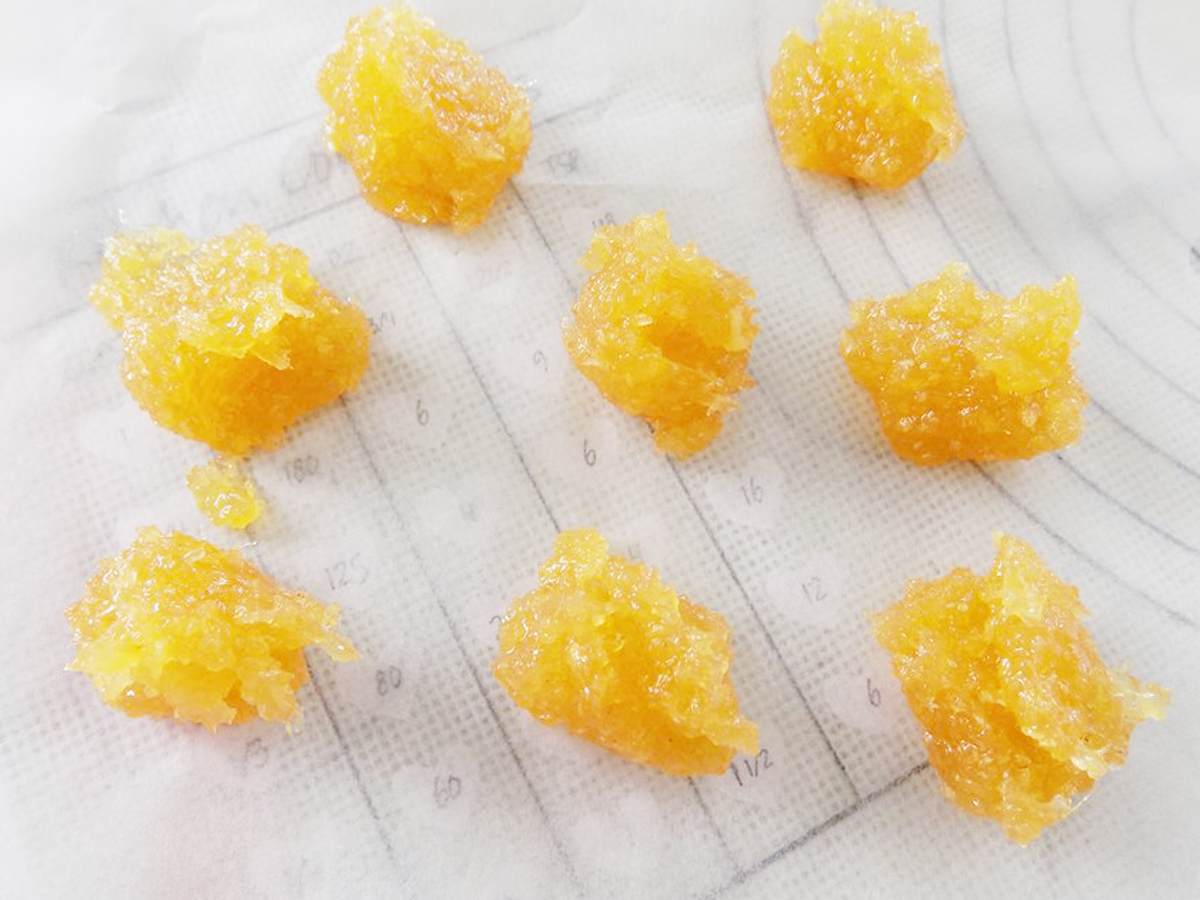 Chia bột thành 2 phần từ từ đánh đều. Dùng tay nhồi đến khi thành khối. Bọc bao thực phẩm để vào tủ mát trong 1 giờ. Chia bột 12g và nhân dứa 10g mỗi bánh. Ảnh: tinquangbinh.com.