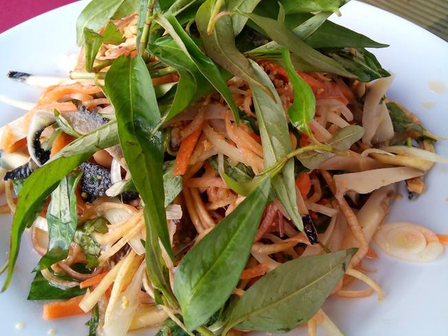 Hòa tan giấm, đường, muối trong một bát khác, đổ vào bát nguyên liệu, trộn đều cho thấm vị. Có thể rắc thêm chút lạc hay vừng rang chín, thêm ớt nếu thích ăn cay và có ít hành phi trộn cùng thì càng tuyệt. Ảnh: Vntrip.vn.